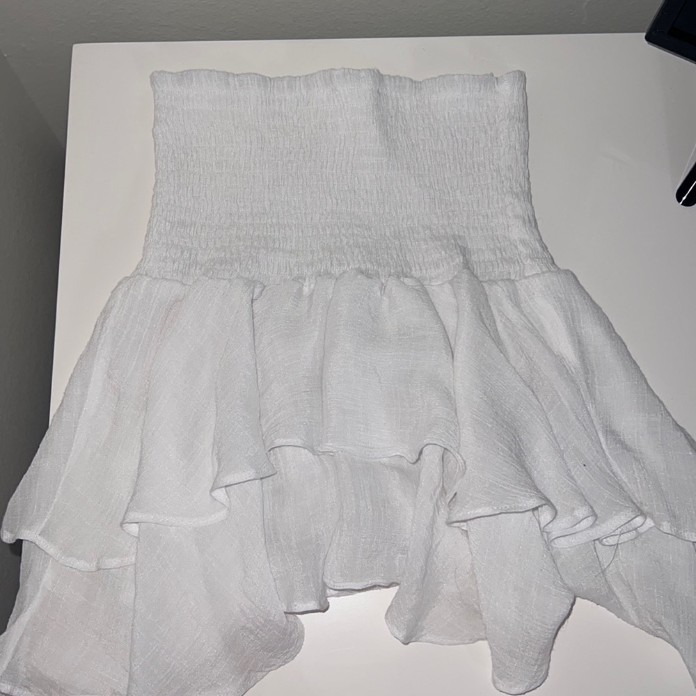 cute white mini skirt!